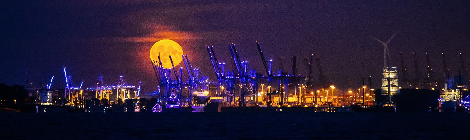 Mond im Hafen HH